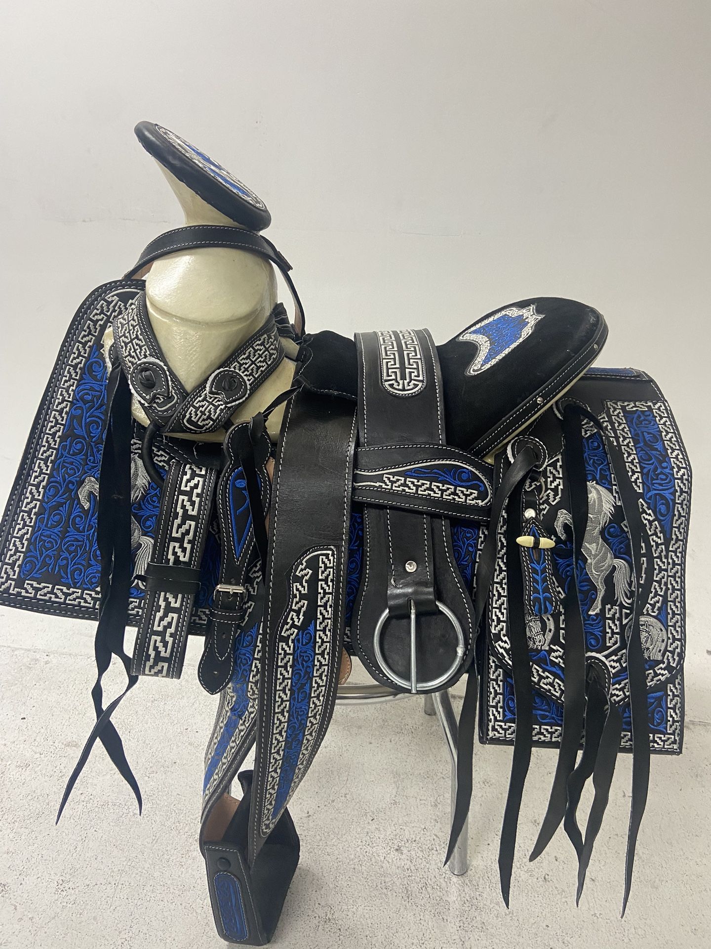 Nueva Montura Charra Bordada Con Cantinas Cuadradas