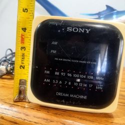 Vintage FM And AM  radio Alarm Clock 