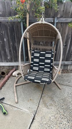 Outdoor swinging chair