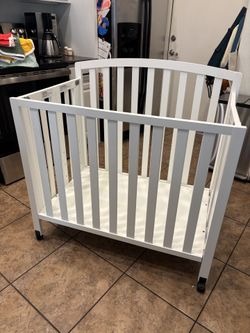 Folding portable crib