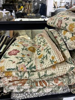 Floral reversible Accent Rugs
