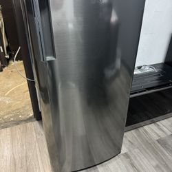 LG 6.0 Cu Mini Refrigerator With Freezer 