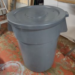 44 GAL. GARBAGE CAN RUBBERMAID BRUTE 