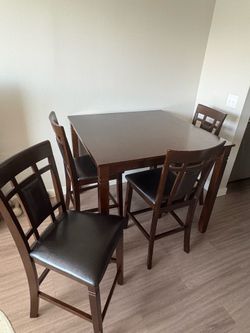 5 piece Dining set ( 4 chairs & 1 Table)