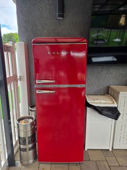 Galanz GLR10TBEEFR Retro Refrigerator with Top Freezer Frost Free, Dual Door Fridge, Adjustable Electrical Thermostat Control, 10 cu ft Red