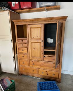 Armoire/entertainment Center