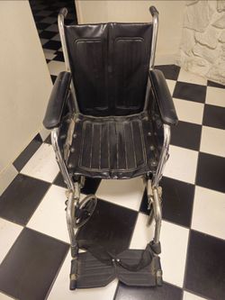 Wheelchair with footholds
