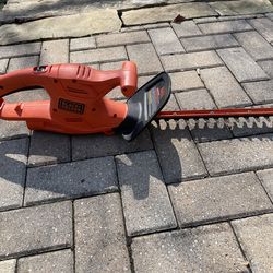Black and decker 17in electric battery powered hedge trimmer (battery not included)