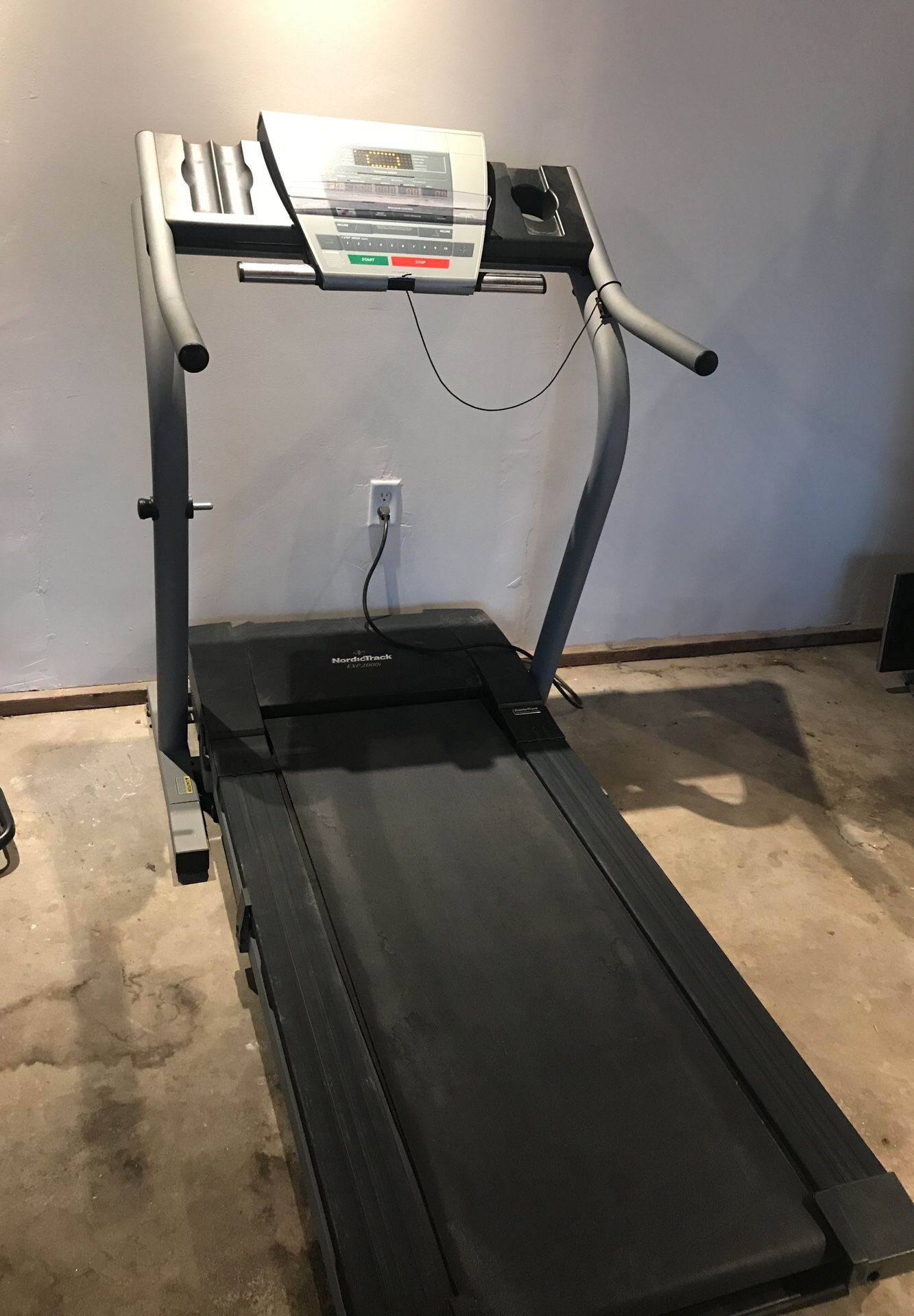 Nordictrack EXP2000i treadmill in excellent condition!!