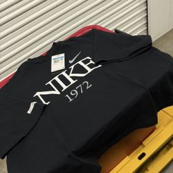 Medium Cropped Nike Shirt 