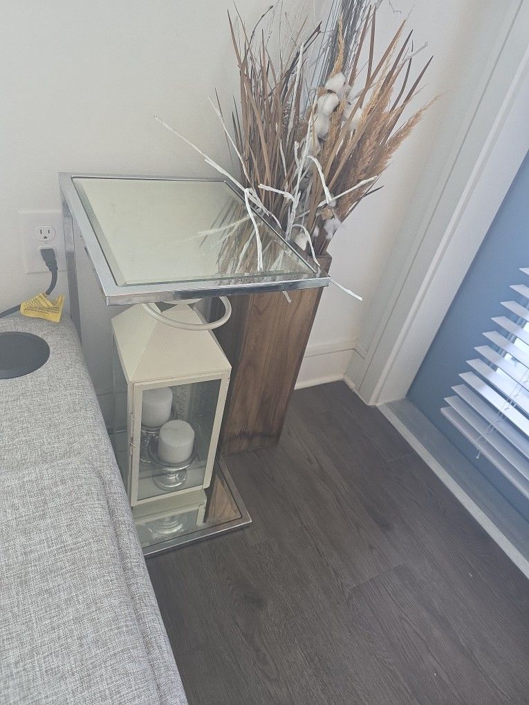 2 Side Tables