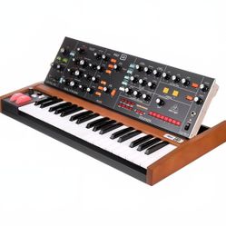  Behringer Poly D synthesizer 