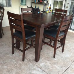 Dining Table And 4 Chairs Like New 