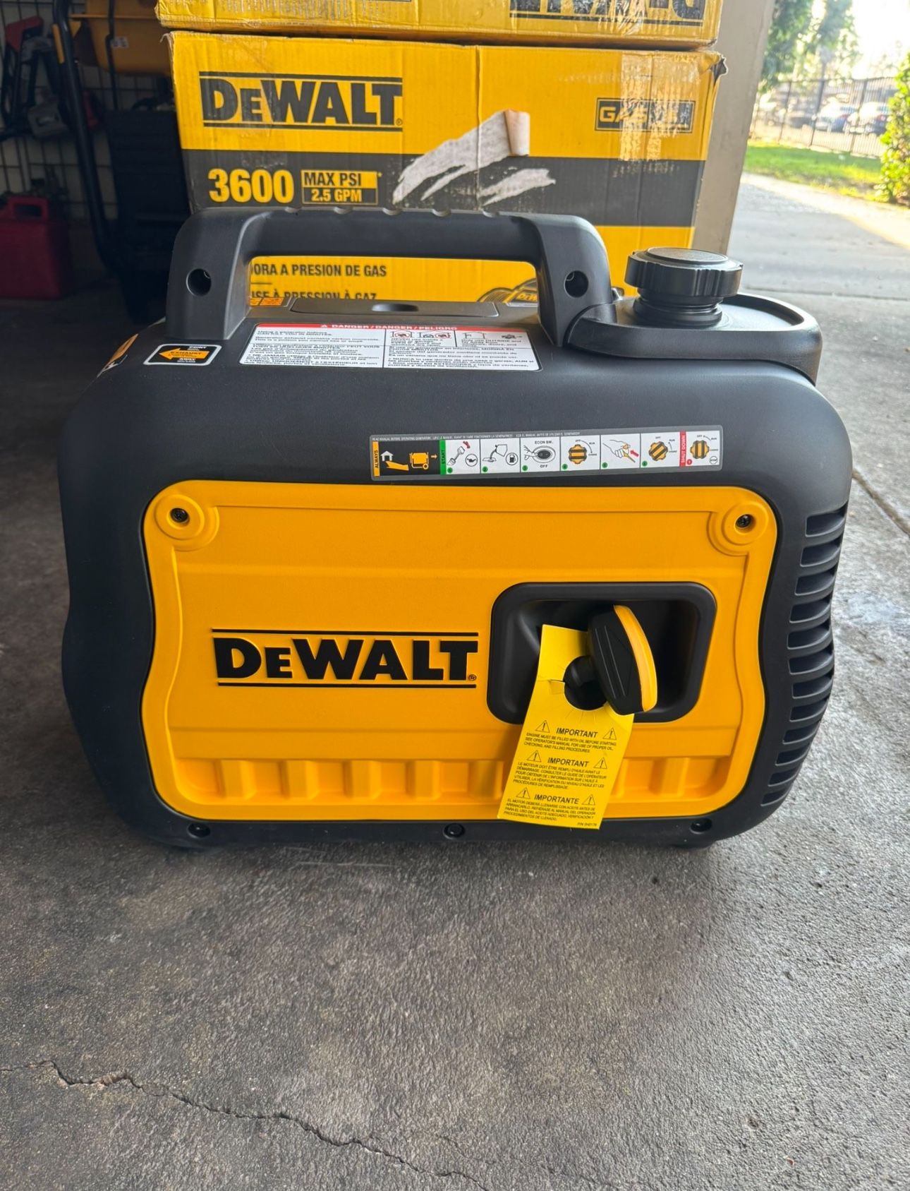 DEWALT 2500 / 2200-Watt Gas Powered Inverter Generator with CO Protect and Ultra Quiet Operations - 2500i