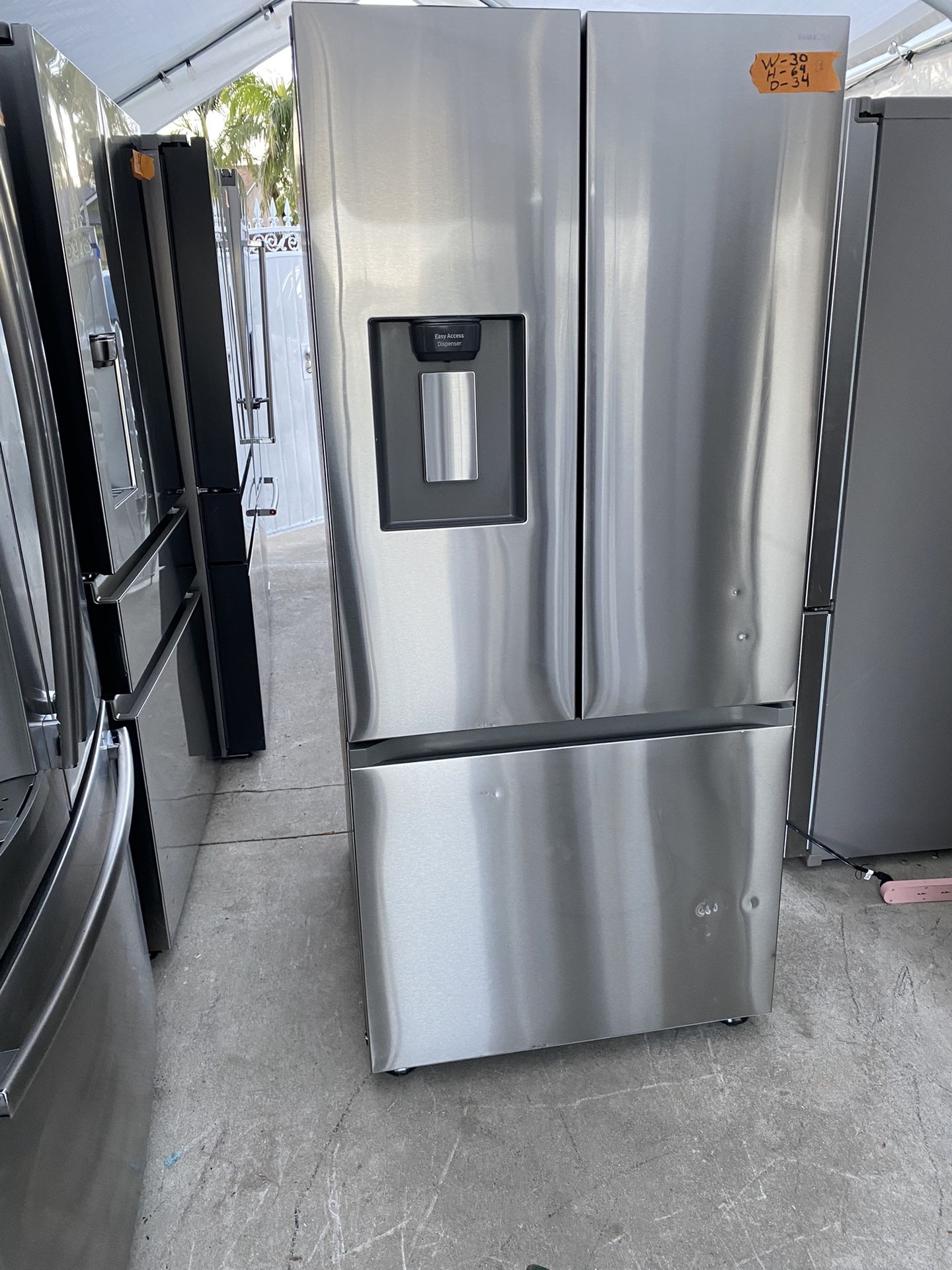 Samsung beautiful stainless steel refrigerator French door everything works perfectly first come first served