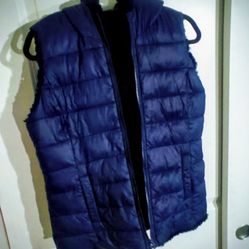 NY NY AND COMPANY WOMAN'S PUFF VEST With Hoodie REVERSIBLE 