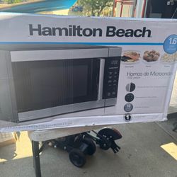 Hamilton Beach 1.6 Cu ft Sensor Cook Countertop Microwave Oven in Stainless Steel, New