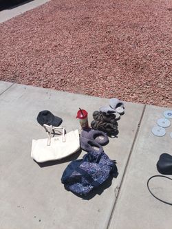 2: purses 1 cup 2 slippers cap. 1 sandales for free