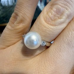 18K White Gold Beautiful Akoya Pearl And Natural Diamonds Ring 