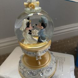 Mickey And Minnie Wedding Snow Globe 