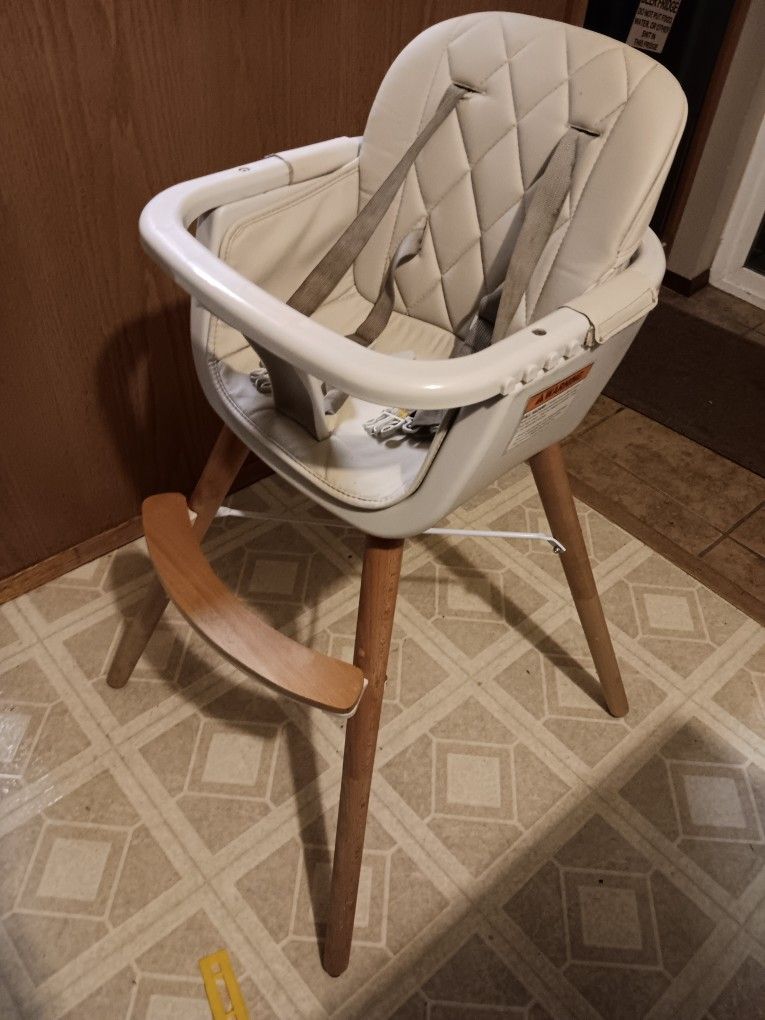 KikkaBoo Wooden Highchair. 