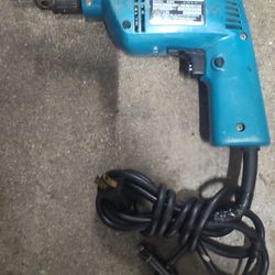 MAKITA 3/8" 6404 DRILL WITH CHUCK

