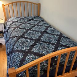 Vermont Maple Twin Bed w/Mattress by Vermont Tubbs in Great Condition 43”h @hb 32”h @ fb 42w Smoke and pet free household