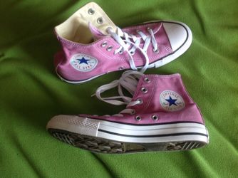 Converse CHUCK TAYLOR ALL STAR, Size 7 women. Brand New