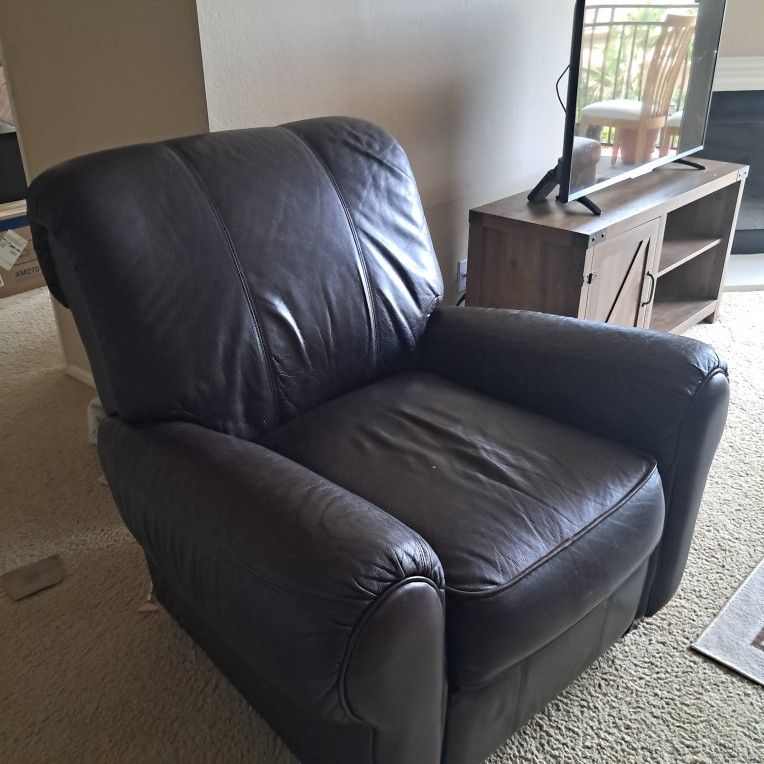 Leather Recliner Chair – Comfortable – Footrest Works