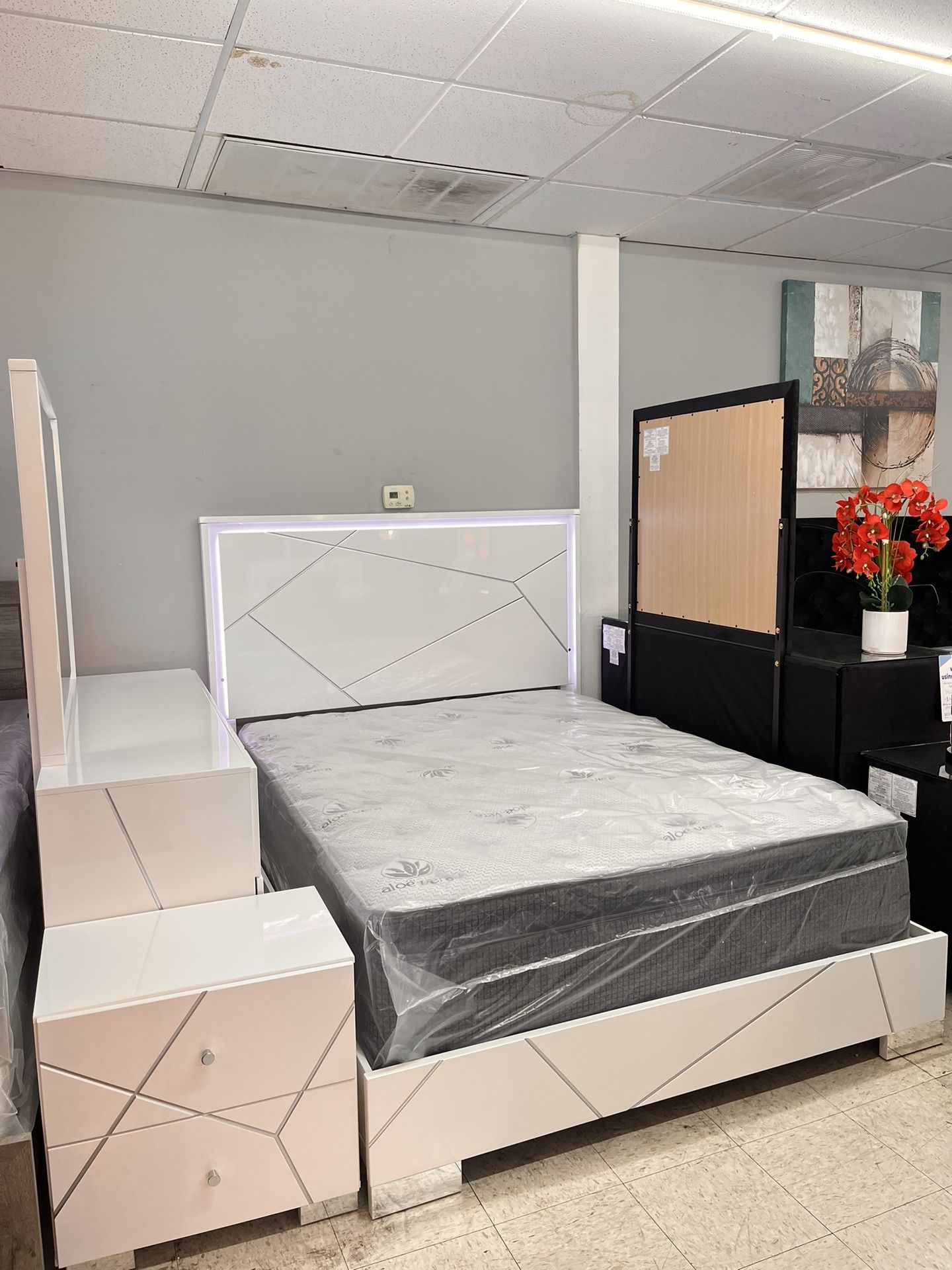 6 Pcs Complete Bedroom Set White Color NEW