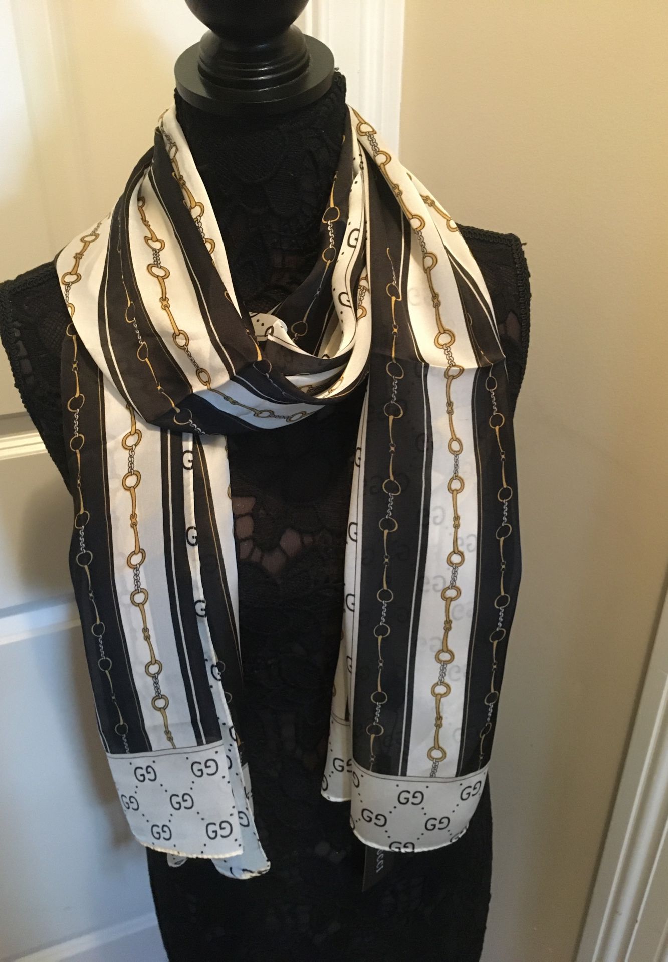 New authentic Gucci new collection silk scarf