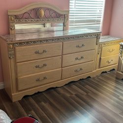 Queen Bedroom Set $200/ Mirror 2 Night bedsides And The Bed Frame 