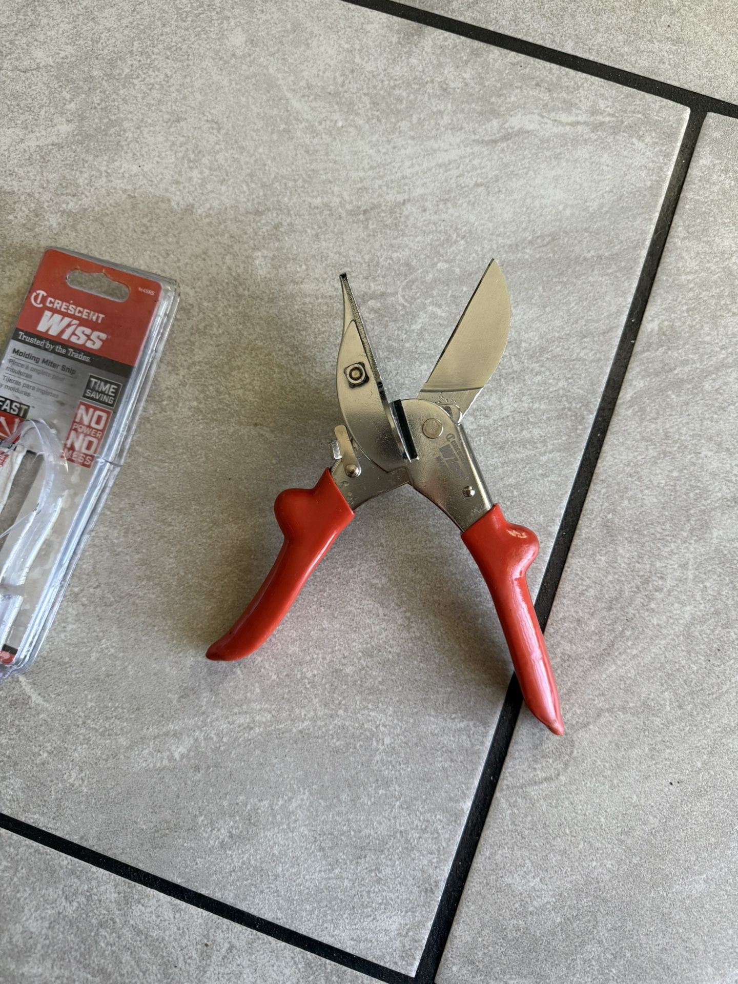 Crescent Wiss 8-1/2 in. Molding Miter Snips  Crescent Wiss 8-1/2 in. Talladores de inglete de moldeo