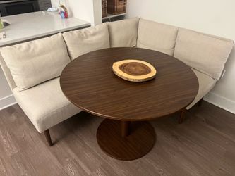 Round dining table