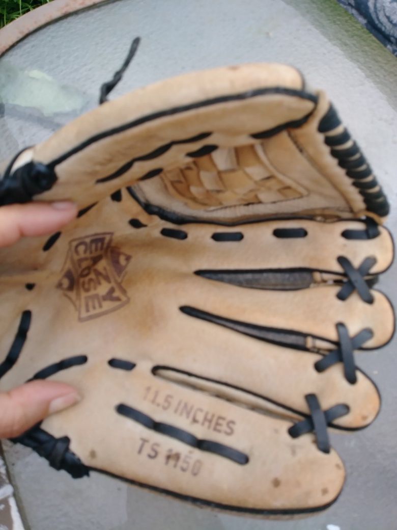 Youth size baseball mitt/glove