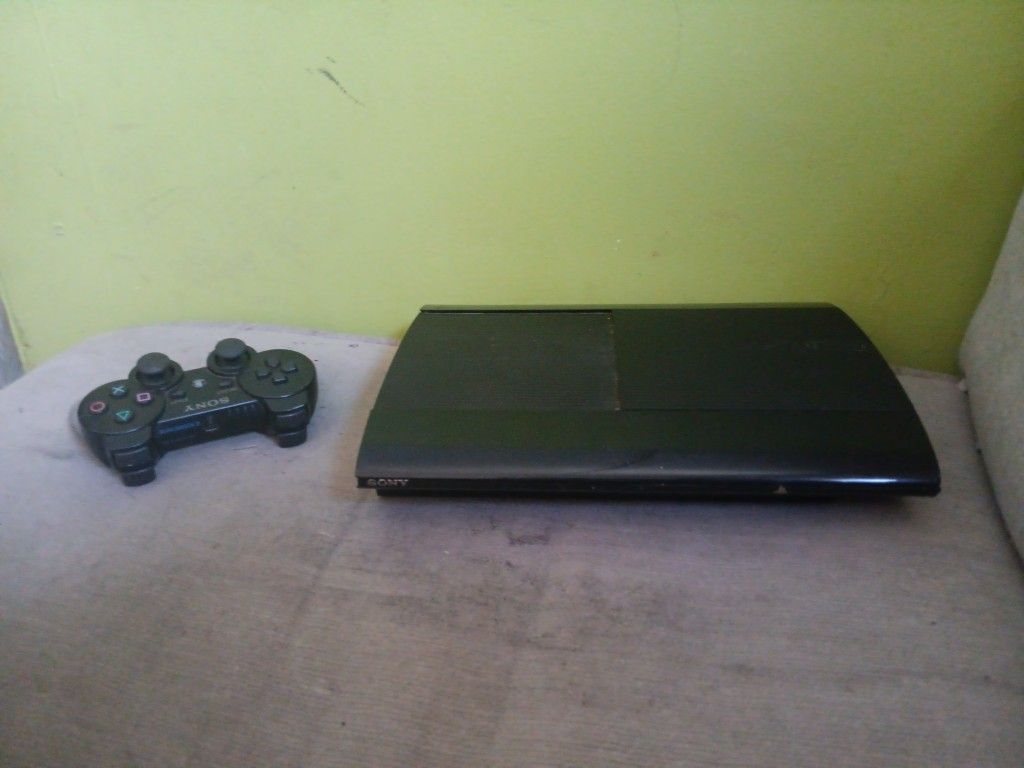 PS3 Super Slim + PS3 Controller