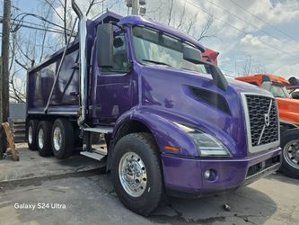 2023 VOLVO VNR TRI-AXLE DUMP TRUCK
& 200,000 miles
Double frame
Brand new Complete dump system