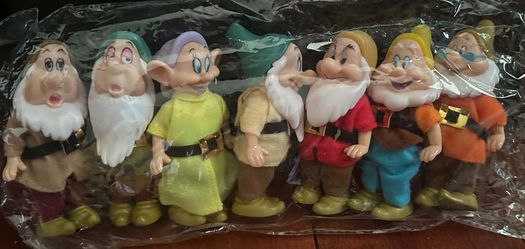 7 dwarfs figurines