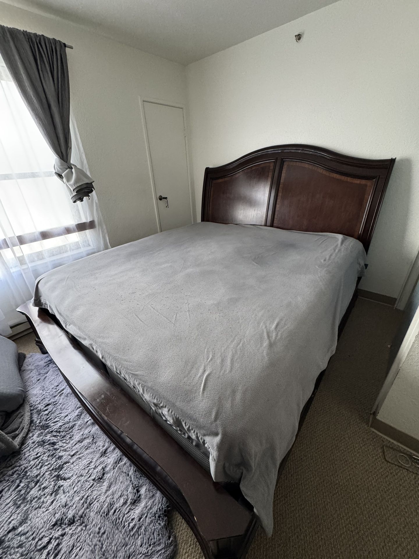 Elegant Dark Wood King Bedroom Set – Bed Frame, Dresser with Mirror & Nightstand (exclude Mattress)