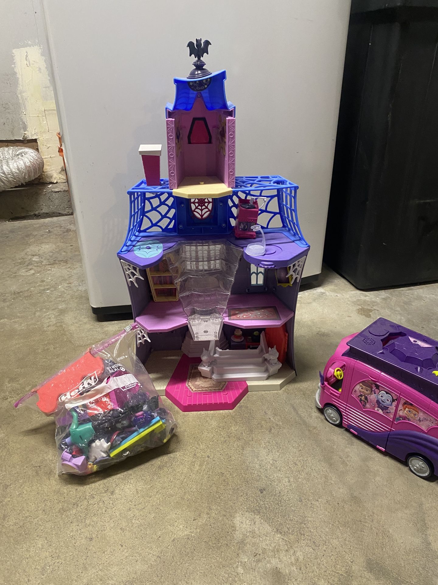 Vampirina Toy Set Plus Bus And Characters
