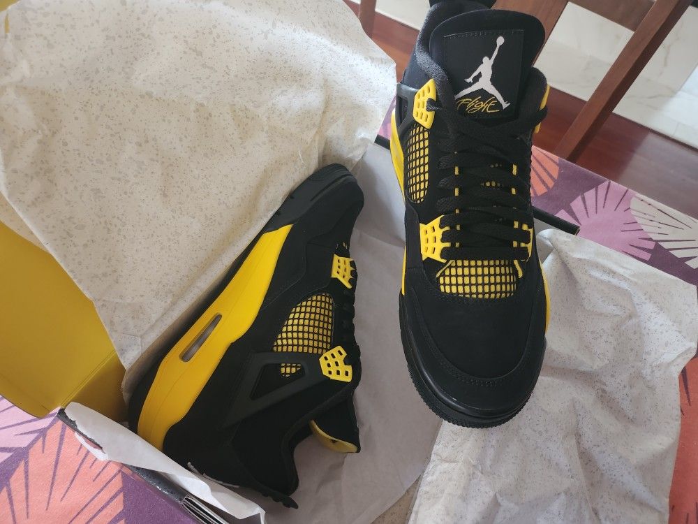 Unworn Jordan IV Thunder 