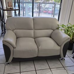  2x Modern Light Gray Loveseats | $80 Each! (Faux Leather). 80$ Cada Uno