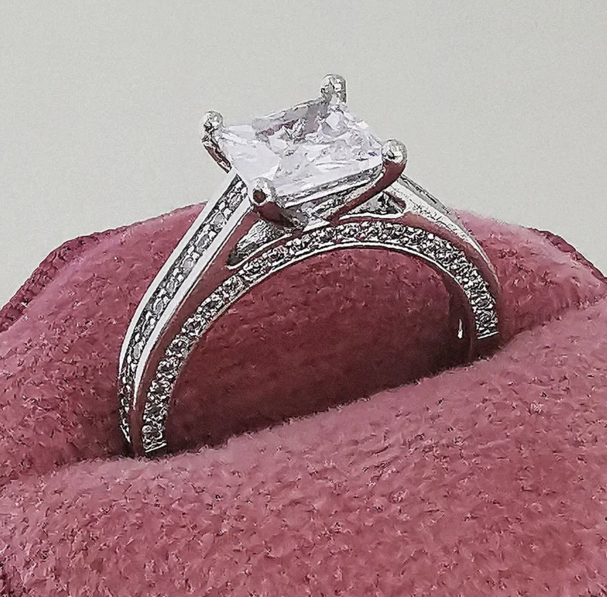 New 18k White Gold Engagement Ring