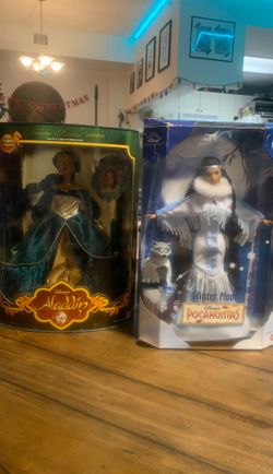 Disney princess collectible dolls- Jasmine and Pocahontas