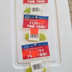 NIP fluffy pompoms X3