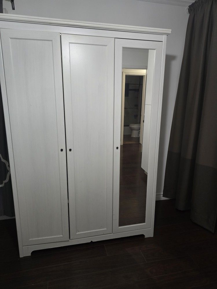 Armoires & Wardrobes/ Dresser