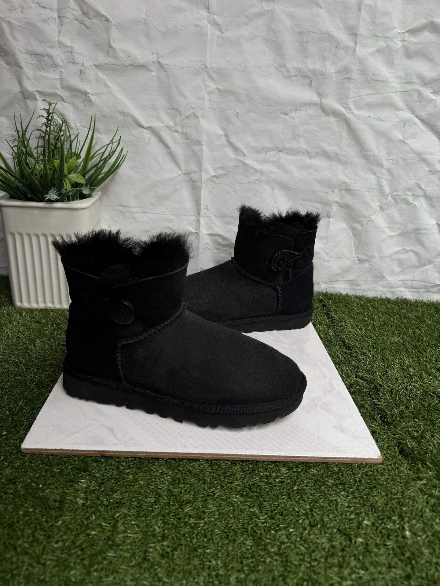 UGG Mini Bailey button II Women Size 6 Like New
