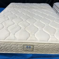 Lovely 🌟💜QUEEN 🌟💜MATTRESS 🌟💜AND BOX SPRING 