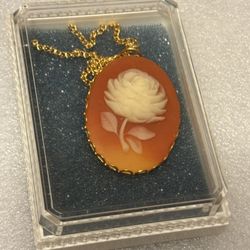 Vintage Cameo Pendant. 