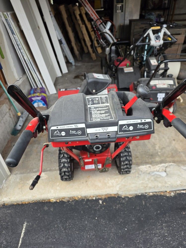 Troy-Bilt Storm 2410 snow blower (Gas)